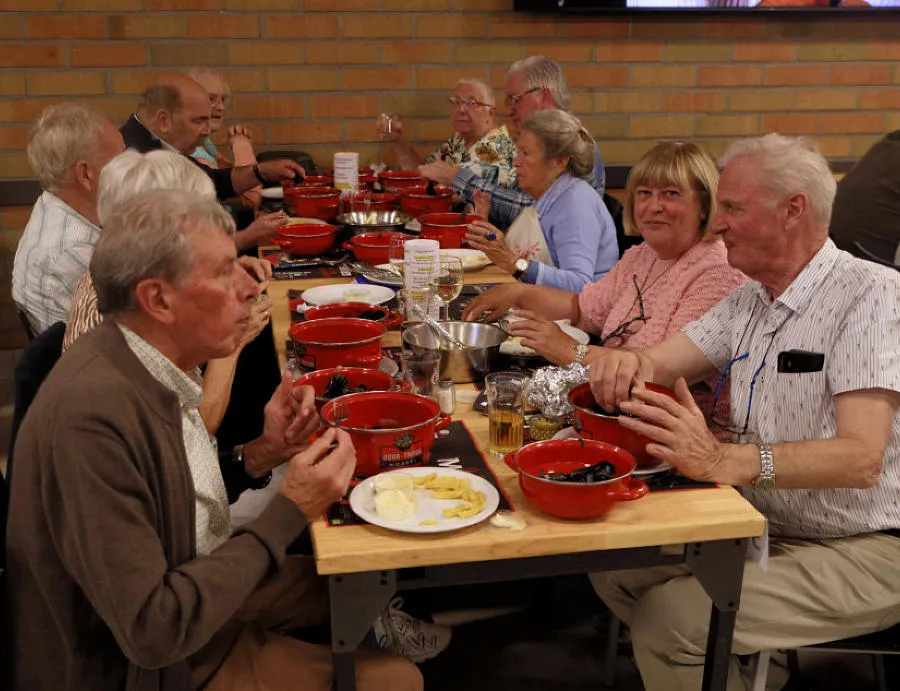 Buren aan tafel tijdens het mosselweekend 2026 in zaal Kempengalm